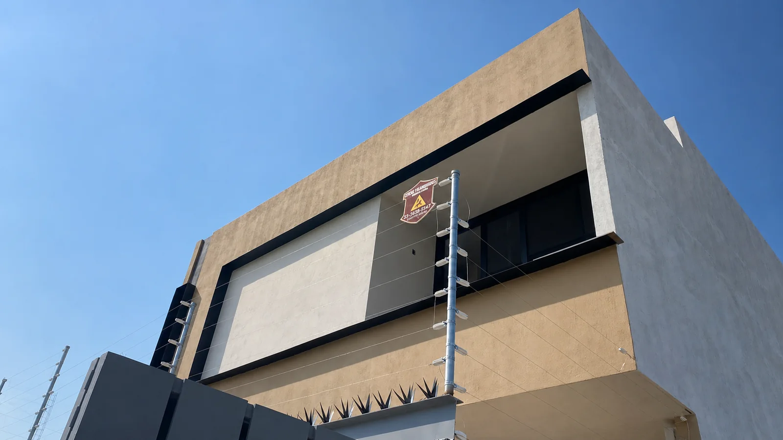 Cerca electrica instalada sobre una propiedad en Guadalajara