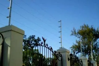 Cerca eléctrica instalada sobre un muro